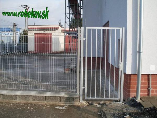 Kovaná bránka na mieru – realizácia ROBEKOV, fotografia 14