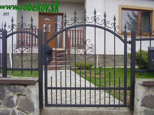 Kovaná bránka na mieru – realizácia ROBEKOV, fotografia 10