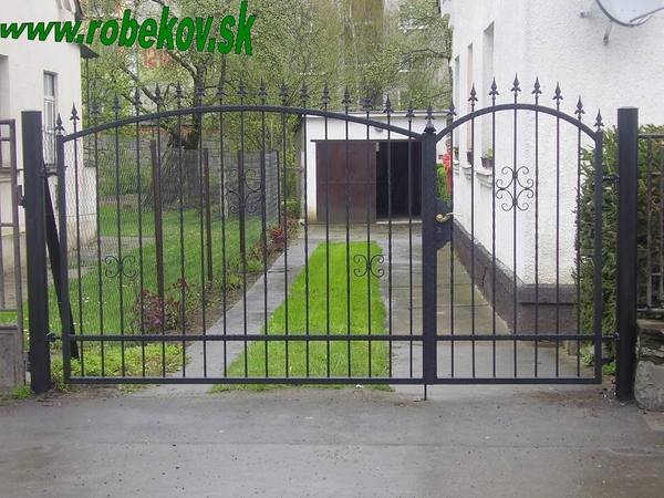 Kovaná brána na mieru – realizácia ROBEKOV, fotografia 21