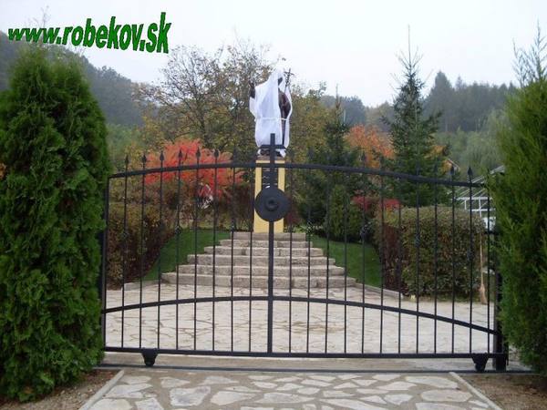 Kovaná brána na mieru – realizácia ROBEKOV, fotografia 16