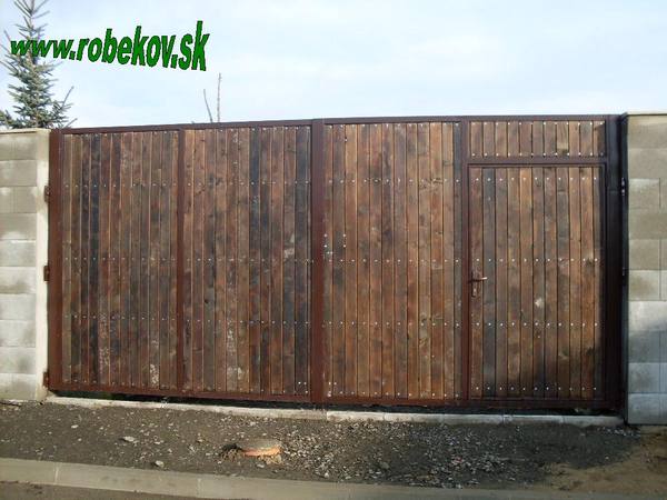 Kovaná brána na mieru – realizácia ROBEKOV, fotografia 12