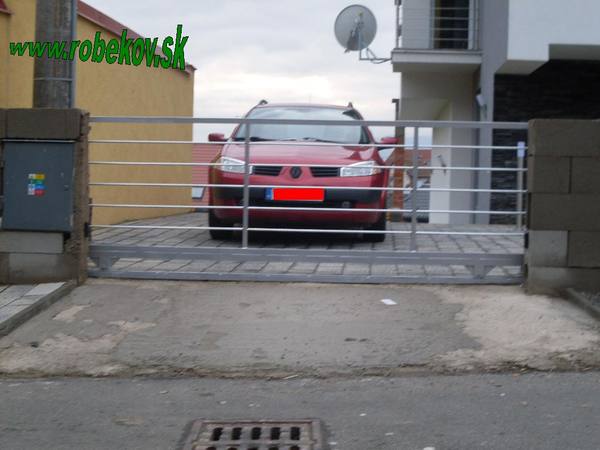 Kovaná brána na mieru – realizácia ROBEKOV, fotografia 7