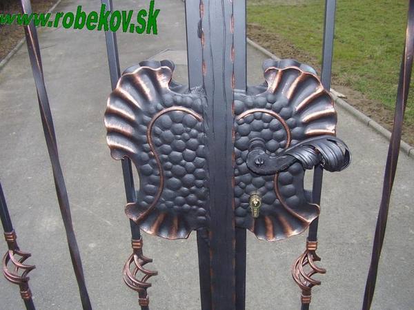 Kovaná brána na mieru – realizácia ROBEKOV, fotografia 5