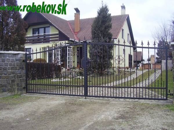 Kovaná brána na mieru – realizácia ROBEKOV, fotografia 2