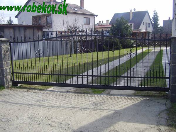 Kovaná brána na mieru – realizácia ROBEKOV, fotografia 77