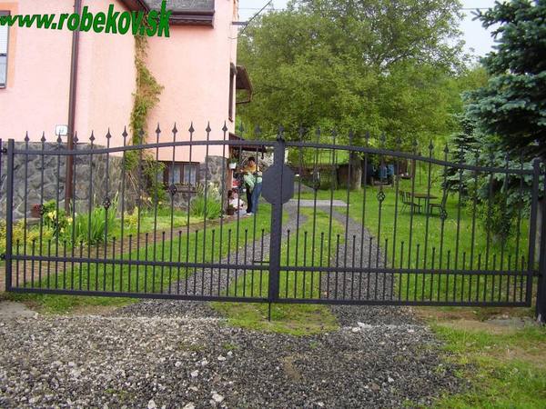 Kovaná brána na mieru – realizácia ROBEKOV, fotografia 58