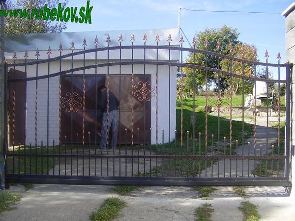 Kovaná brána na mieru – realizácia ROBEKOV, fotografia 52