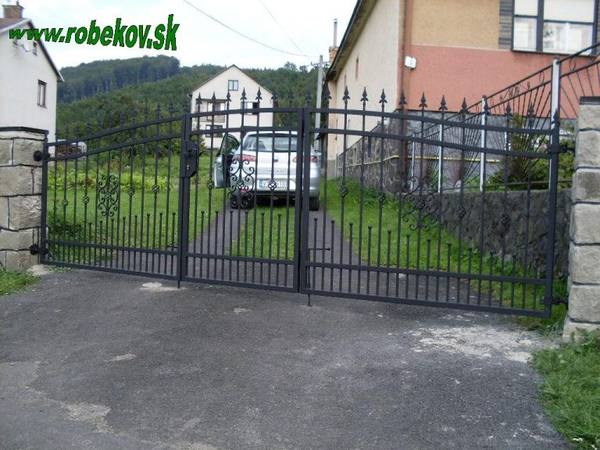 Kovaná brána na mieru – realizácia ROBEKOV, fotografia 42
