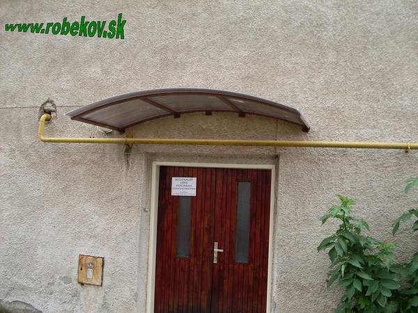Kovový prístrešok na mieru – realizácia ROBEKOV, fotografia 8