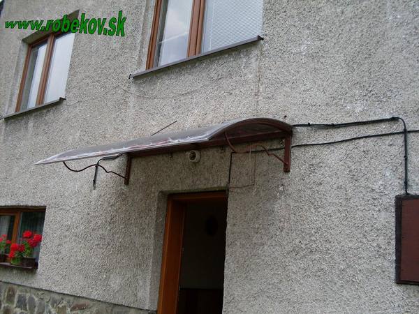 Kovový prístrešok na mieru – realizácia ROBEKOV, fotografia 2