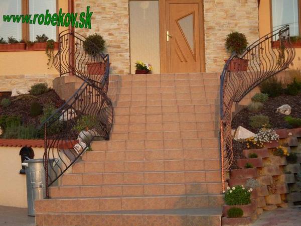 Kovové zábradlie na mieru – realizácia ROBEKOV, fotografia 12